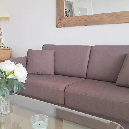 7 Minutes From The Beaches Cosy And Convenient With Terrace *